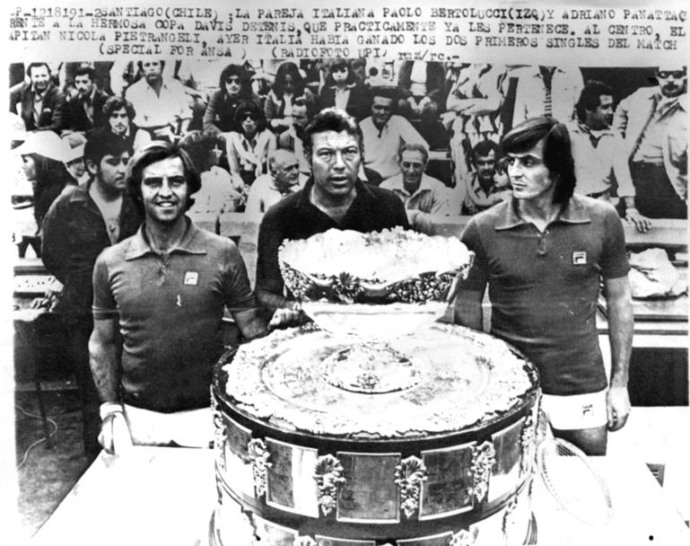 Santiago del Cile, 18 dicembre 1976, finale Coppa Davis. Panatta, Bertolucci e Pietrangeli durante un momento della premiazione